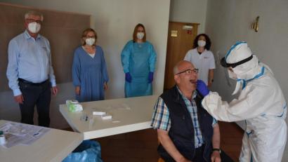 Bild: jr
Bürgermeister Klaus Meyer ließ sich am Dienstagvormittag im Schnelltestzentrum des BRK Bad Neualbenreuth mittels Rachenabstrich auf Corona testen. Mit dabei (von links) Sibyllenbad-Leiter Gerhard Geiger und Ursula Stingl (Leiterin der Gästeinformation), sowie zwei weitere Mitarbeiterinnen des Schnelltestzentrums