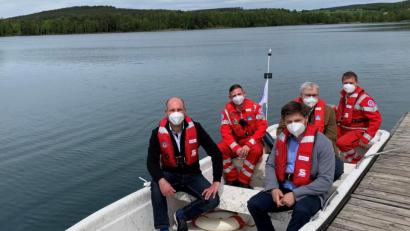 Bild: Antonia Dantl/exb
Thomas Neidl, Maximilian Frey, Peter Neumeier, BRK-Kreisgeschäftsführer Otto-Josef Langenhan und Wolfgang Dantl (von links) fuhren mit dem sanierten Motorrettungsboot auf den Murner See.