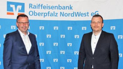 Bild: stg
Vorstandsvorsitzender Joachim Geyer (links) gratulierte Florian Bayer zum erfolgreich absolvierten Führungsseminar.