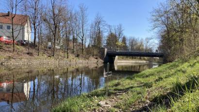 Bild: Christine Ascherl
Ein Metallkreuz markiert die Stelle am Flutkanal in Weiden, wo im Spätsommer 2020 ein junger Mann ertrank - mutmaßlich vor den Augen seiner Freunde, die ihn möglicherweise hätten retten können. Die drei müssen sich ab Montag vor Gericht verantworten.