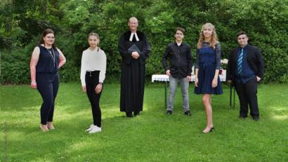 Bild: Fotohaus Jäger
Die jungen Leute des ersten Konfirmationsgottesdiensts am Samstag mit Pfarrer Uwe Markert.