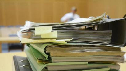 Bild: Gabi Schönberger
Die Aktenlage war klar. Wegen fahrlässiger Körperverletzung muss ein jungen Mann, verurteilt nach dem Jugendstrafrecht, 750 Euro Geldauflage bezahlen. Die Richterin verhängte außerdem ein dreimonatiges Fahrverbot.