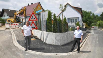 Bild: njn
An der Ecke Josef-Höser-Straße / Altenstädter Straße wurde der Gehweg tiefer gelegt. Auf dem Bild (von links) Bauamtsleiter Dieter Döppl und Bürgermeister Johannes Reger.