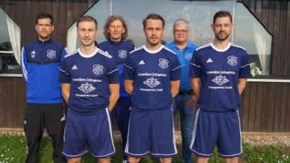 Bild: du
Die SpVgg Schirmitz geht die Saison 2021/22 mit den Neuzugängen (vorne von links) Peter Schmidl (Paulsdorf), Fabian Hirmer (Schnaittenbach) und Markus Peetz (Irchenrieth) an. Darüber freuen sich (hinten von links) der neue Co-Trainer Jakobs Lukas, Trainer Josef Dütsch und Fußball-Abteilungsleiter Christian Schieder.