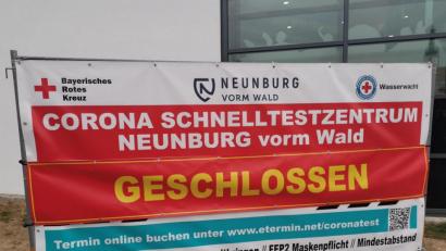 Bild: Maximilian Lang/exb
Das Banner, das in den vergangenen Monaten auf das Corona-Testzentrum in der Grundschulturnhalle in Neunburg aufmerksam gemacht hatte, trägt seit wenigen Tagen den Zusatz "geschlossen".