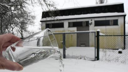 Bild: Gabi Schönberger
Bitte nichts verschütten. Trinkwasser ist kostbar und beim Zweckverband zur Wasserversorgung der Muglhofer Gruppe nochmals etwa ein Drittel teurer als im Weidener Stadtgebiet. Der Zweckverband Muglhofer Gruppe muss kräftig investieren und die Ausgaben auf die Haushalte, auch in Weiden-Land umlegen.