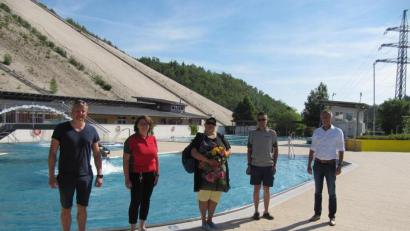 Bild: fg
Die Saison im Hirschauer Dünenbad am Monte Kaolino ist eröffnet (von links): Betriebsleiter Andreas Gebhardt, Michaela Fellner vom Mitarbeiterteam, die erste Besucherin Andrea Löscher, Christopher Hauser vom Bäderteam und Bürgermeister Hermann Falk.