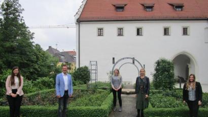 Bild: Martina Bösl/exb
Sie kämpfen gemeinsam gegen Leerstände und wollen damit gleichzeitig auch den Tourismus in der Region ankurbeln. Von links: Regionalmanagerin Katharina Schenk, Tourismusreferent Hubert Zaremba, Tourismusfachwirtin Regina Wolfohr, Angela Thar (Inhaberin Homerie) und Wirtschaftsförderin Angela Powalla.