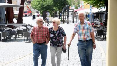 Bild: Gabi Schönberger
Flanieren mit freier Nase: Die Maskenpflicht in der Fußgängerzone ist ab Mittwoch mit einer kleinen Einschränkung während des Markteinkaufs aufgehoben.