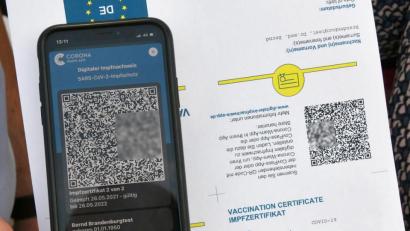 Bild: Bernd Settnik/dpa
Der QR-Code zeigt mit einer Kontroll-App den Impfstatus.