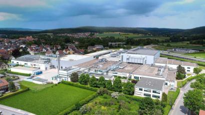 Bild: de-Agentur Schwandorf/exb
Der Gerresheimer-Produktionsstandort Pfreimd wurde um einen neuen Verbindungsbau (das leicht erhöhte Gebäude im linken Bildbereich) erweitert.