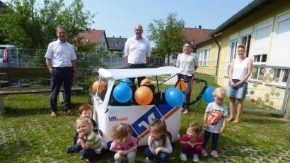 Bild: bk
Die Ausfahrt mit dem Kinderbus kann beginnen. Bei der Übergabe (von links) Helmut Forster, Michael Liedl, Heidi Koppmann und Melanie Rauh.