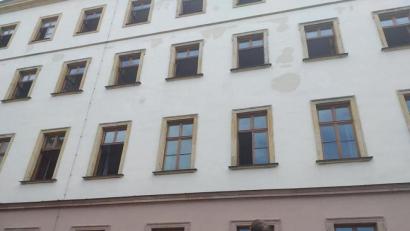 Bild: tk
Schulleiter Georg Meyer steht vor dem von 2005 bis 2008 sanierten Westflügel des Max-Reger-Gymnasiums. Deutlich sind die feuchten Stellen zu sehen, die Nachbarn am Donnerstagvormittag aufgefallen waren.