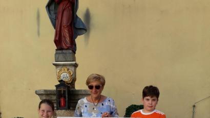 Bild: Privat/exb
Spendenübergabe der Kommunionkinder an die Kinderkrebshilfe.