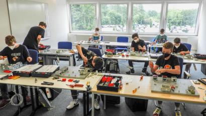 Bild: Sebastian Gmeiner/exb
In der Ausbildungswerkstatt erhalten die Schüler erste Einblicke in die Welt der Elektronik und Elektrotechnik.