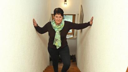 Bild: Petra Hartl
Auch 14 Monate nach ihrer Corona-Erkrankung kämpft die gebürtige Weidenerin Birgit Birner noch mit den Folgen: Schnell geht ihr beim Treppen steigen die Puste aus.