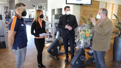 Bild: Christian Meyer/exb
Landrat Thomas Ebeling ging zu einem Informationsaustausch ins Fitnessstudio, gleich in der Nähe des Landratsamtes.