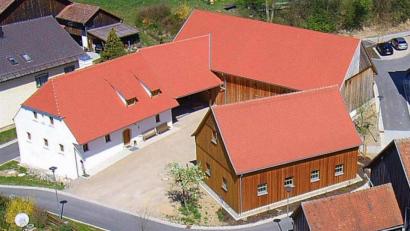 Bild: Matthias Lorenz/exb
Blick aus der Luft auf den restaurierten Aiherlhof in Mitterauerbach. Die erfolgreiche Restaurierung ist mit dem Staatspreis "Dorferneuerung und Baukultur" ausgezeichnet worden.