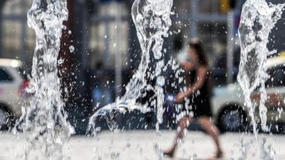 Symbolbild: Nicolas Armer
Splitterfasernackt hat ein Mann in einem öffentlichen Brunnen in Coburg gebadet