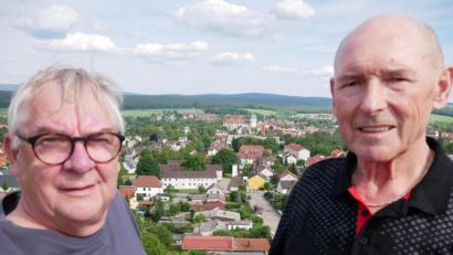 Bild: hmr
Die Freiwilllige Feuerwehr Waldsassen ermöglichte Karlheinz Hoyer (rechts) mit der Feuerwehrdrehleiter zu seinem 80. Geburtstag einen Blick aus 30 Metern Höhe über "seine" Stadt Waldsassen. Mit im Bild Feuerwehr-Vorsitzender Dr. Wolfgang Fortelny.