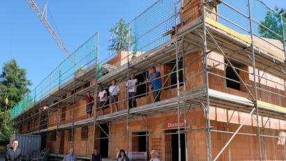 Bild: le
Auf dem neuen Gebäude grüßt der Richtbaum. Bei der Hebefeier freuen sich Architekt Uwe Reil, Vorstandsmitglied Walter Wirth, Bauvorarbeiter Klaus Betz, Firma Kreuzer aus Lanz, Vorstandsvorsitzende Marika Mauerer, Berater Fred Lehner und die Bauarbeiter über den Fortschritt.