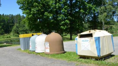 Bild: dob
Die Container am Badeweiher in Kaimling sollen mit einem Sichtschutz versehen und der Grund unter den Behältnissen gepflastert werden.