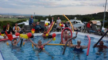 Bild: jr
Deutschland-Fans tummelten sich im 36 Grad warmen Pool des Campingplatzes in Großbüchlberg und feuerten vor dem Bildschirm die deutsche Fußballnationalmannschaft kräftig an. Im Hintergrund die prächtige Aussicht rund um Mitterteich mit Campingplatz.