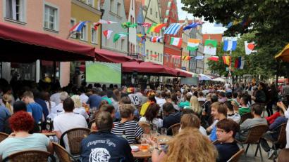 Archivbild: Gerhard Götz
Fußballfeld und Fanköpfe verschmelzen geradezu miteinander beim Public Viewing in Weiden zur Weltmeisterschaft 2014. Dieses Bild kann sich coronabedingt beim Auftaktspiel der Deutschen nicht bieten, gefeiert werden aber darf trotzdem wieder in der Stadt.
