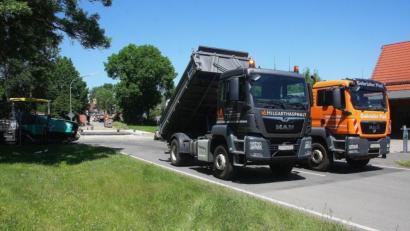 Bild: wro
Nach Fertigstellung der Belagarbeiten durch die Hilgarth Asphalt GmbH (Wölsau) ist die mehrere Monate dauernde Brückenbaustelle abgeschlossen und die Strecke wird für den Verkehr wieder freigegeben.