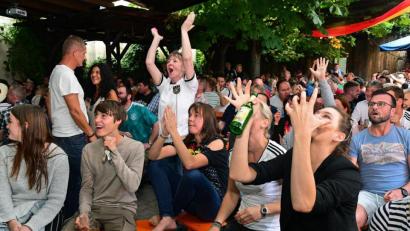 Archivbild: Petra Hartl
So emotional war das Public Viewing im Amberger Wild Vaitl am 27. Juni 2018. Damals spielte bei der Fußball-Weltmeisterschaft Deutschland gegen Südkorea, unterlag mit 0:2 und schied aus.