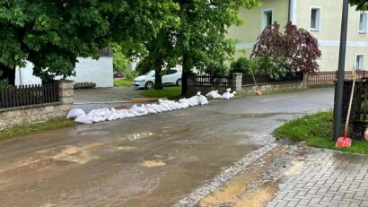 Archivbild: mde
Sandsäcke, mit denen Bewohner in Weha bereits Anfang Juni das Wasser von ihrem Grundstück ferngehalten haben, sollen künftig in jeder Ortschaft bereitgestellt werden, die potenziell von einem Hochwasser bedroht ist.