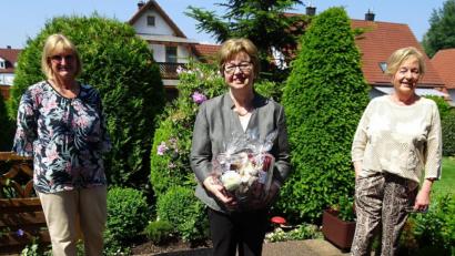 Bild: hm
Glückwünsche zum 75. Geburtstag konnte Annemarie Melcher von CSU-Vorsitzender Gisela Hösl (rechts) und Frauen-Unionsvorsitzender Brigitte Hammer (links) entgegennehmen.