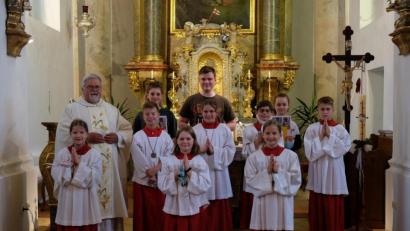 Bild: rgl
Helene Beer, Theresa Zeiler, Theresa Kellermann (vorne, von links) sowie (dahinter, von links) Pfarrer Arnold Pirner, Jakob Beer, Andrea Post, Raffael Sier, Toni Kellerman und (hinten, von links) Melina Schönig, Simon Zeiler und Julia Heindl nach dem Festgottesdienst.