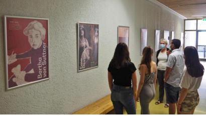 Bild: Bühner
Studiendirektorin Adrea Hielscher führt eine kleine Schülergruppe durch die Ausstellung ""Tschechische Heldinnen".