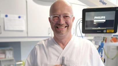 Bild: Klinikum/Dietl/exb
Dr. Hans Wahn, Chefarzt der Klinik für Innere Medizin IV am Amberger Klinikum, zeigt, an welcher Stelle der Bifurkations-Stent beim Patienten implantiert wird.