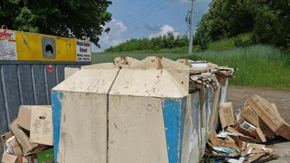 Bild: gz
Aufgrund des vollen Papiercontainers landen große Mengen an Kartonagen neben den Containern.