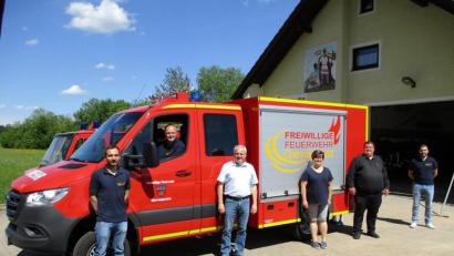 Bild: Feuerwehr Oberwappenöst/exb
Mitglieder der Feuerwehr, Kommandant Norbert Schlicht (auf Fahrersitz), Bürgermeister Günter Kopp und Feuerwehrsachbearbeiter Georg Redl junior (Dritter und Fünfter von links) freuen sich über das neue Einsatzfahrzeug „TSF-Allrad“.