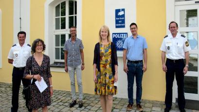 Bild: gac
Einig, dass die Sicherheitslage im Landkreis insgesamt gut ist, sind sich (von links): Polizeihauptkommissar Alexander Ehemann, Lydia Zahner (Zweite Bürgermeisterin Etzelwang), Peter Achatzi (Bürgermeister Neukirchen), Brigitte Bachmann (Bürgermeisterin Birgland), Benjamin Hiltl (Zweiter Bürgermeister Illschwang) und Erster Polizeihauptkommissar Michael Kernebeck.
