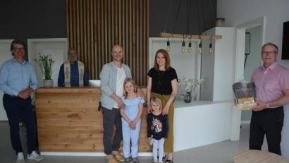 Bild: jr
Markus und Sophie Broschik mit den Kindern Frida (links) und Josepha zusammen mit Vermieter Peter Andritzky (links) und Pfarrseelsorger Pater Benedikt Leitmayr (Zweiter von links) sowie Bürgermeister Max Bindl (rechts) bei der Segnung der neuen Physiotherapiepraxis „Heimatphysio“.