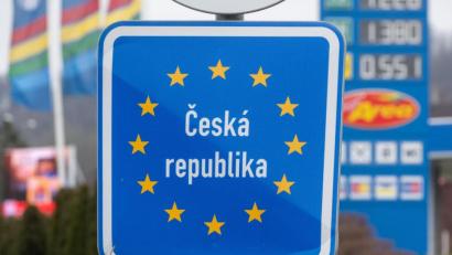 Symbolbild: Armin Weigel/dpa
Ein Schild mit der Aufschrift "Tschechische Republik" steht kurz vor der deutsch-tschechischen Grenze.