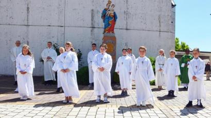 Bild: ü
Die Kommunionkinder der Pfarrei in Kirchenthumbach stellen sich zum Erinnerungsfoto auf.