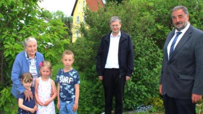Bild: fjo
In die Schar der Gratulanten reihen sich bei Theresia Feneis die drei Urenkelkinder ebenso ein, wie Pfarrer Norbert Götz und Bürgermeister Josef Beimler (von links):
