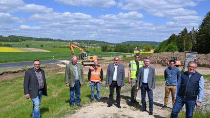 Bild: Thomas Graml, Stadt Amberg /exb
Ortstermin auf der Baustelle der AM 1 zwischen Speckmannshof und Fuchsstein (von links): Vertreter der Baufirma Englhard und des Amberger Tiefbauamts haben den Bürgermeistern Anton Peter aus Ammerthal (Vierter von links) und Franz Badura aus Amberg (Dritter von rechts) die Maßnahmen für die AM 1 ausführlich erläutert.