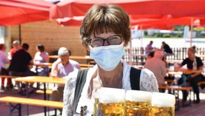 Bild: Petra Hartl
Die Bedienung mit Maske, die Gäste an den Tischen ohne: So lauteten die Vorgaben im Dult-Biergarten.