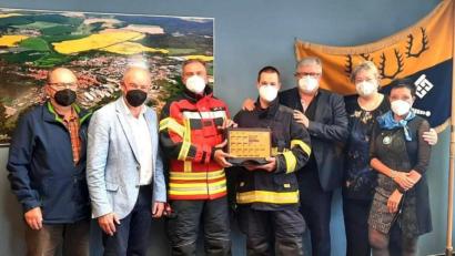 Bild: Libor Schröpfer/exb
Die Übergabe des Geschenkes an den Holysover Feuerwehrkommandanten Jirka Engel (Mitte) findet im Beisein der beiden Bürgermeisterstellvertreterinnen Hanka Valachovickova und Alena Burianova (von rechts), von Bürgermeister Roland Strehl (Zweiter von links), seinem tschechischen Amtskollegen Libor Schröpfer (Dritter von rechts) und Strehls Stellvertretern Hubert Blödt und Markus Leitl (Erster und Dritter von links) statt.