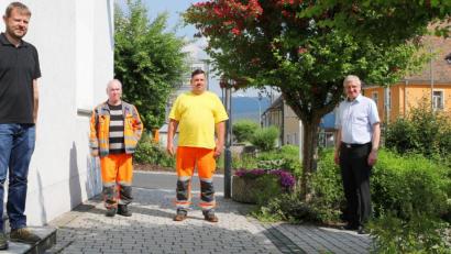 Bild: njn
Bürgermeister Johannes Reger (rechts) in einem Habitat mitten in der Stadt. Mit auf dem Bild (von links) technischer Angestellter Markus Meyer und die Mitarbeiter des städtischen Bauhofs, Winfried Magerl und Steffen Hampicke.