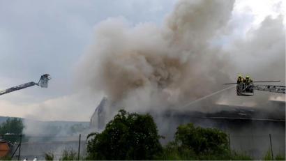 Bild: slh/exb
Die Feuerwehren gingen mit zwei Drehleitern gegen die Flammen in der Lagerhalle eines Entsorgungsbetriebs in Burglengenfeld vor.