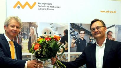 Bild: Stephan Huber
Hochschulrats-Vorsitzender Reimund Gotzel (rechts) gratuliert Prof. Dr. Clemens Bulitta, der ab 1. Oktober das Amt des OTH-Präsidenten übernimmt.