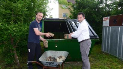 Bild: bey
Bürgermeister Sebastian Hartl und Bauhofleiter Stephan Gloßner "liefern" als Musterbeispiel ihren Bauschutt ab.