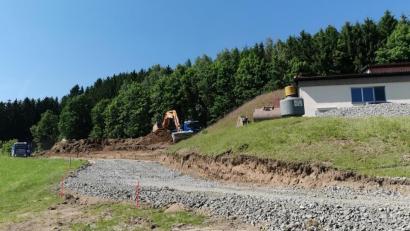 Bild: Portner
Die Zufahrt zur Baustelle ist geschottert: Der Neubau des Wasserwerks Galgenberg läuft in unmittelbarer Nähe der bisherigen Anlage.
